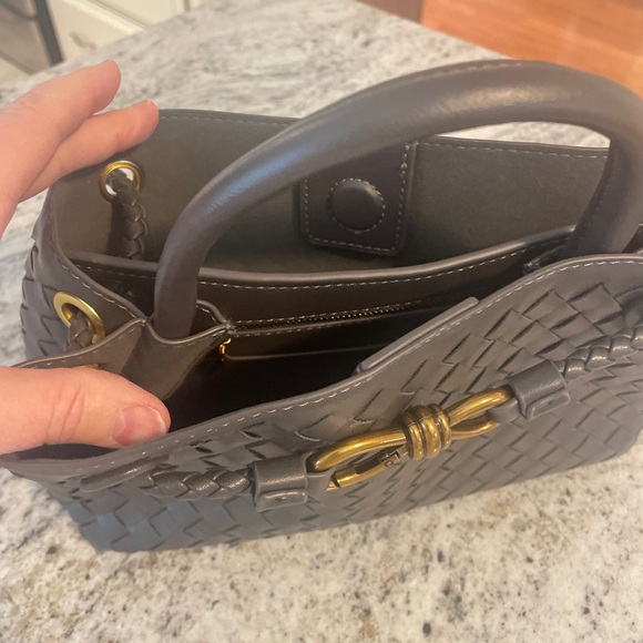 Elegant Gray Woven Handbag with Gold Accent - Picture 2 of 4